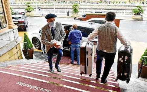 Trabajadores del hotel María Cristina en la entrada del establecimiento, el pasado mes de mayo.