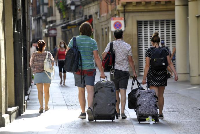 Un grupo de turistas por una calle de Bilbao.