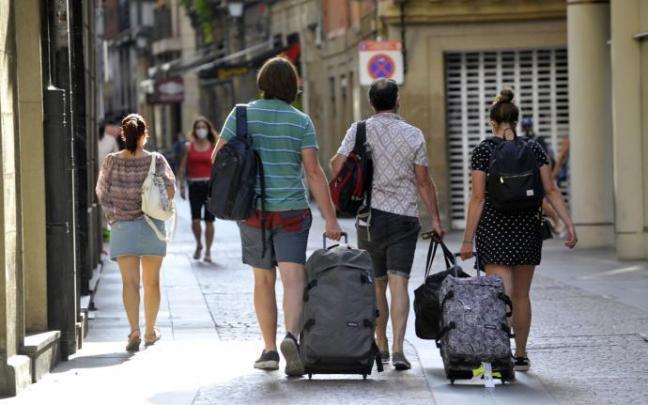 Un grupo de turistas por una calle de Bilbao.