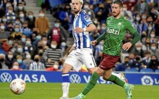 Januzaj chuta el balón en presencia de Escudero.