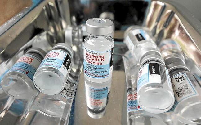Varios frascos con el preparado de un laboratorio contra la covid-19 dispuestos en una bandeja de un hospital. Foto: Efe Varios frascos con el preparado de un laboratorio contra la covid-19 dispuestos en una bandeja de un hospital. Foto: Efe