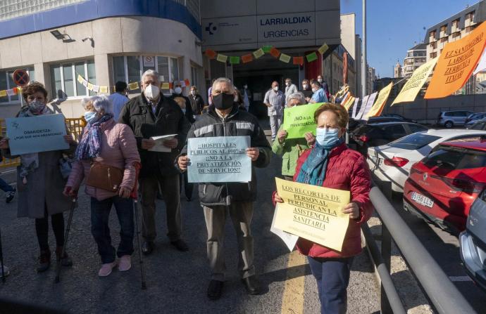 Movilización celebrada este martes junto a las Urgencias de Santiago.