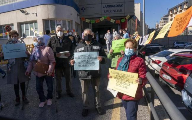 Movilización celebrada este martes junto a las Urgencias de Santiago.