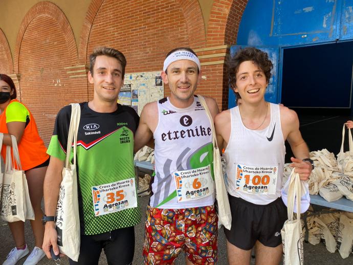 Andrew McLeod (centro), ganador en categoría masculina absoluta. Segundo ha sido Iñigo García (dorsal 35) y tercero Unai Ibarra (dorsal 100)