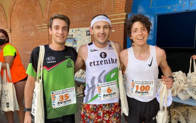 Andrew McLeod (centro), ganador en categoría masculina absoluta. Segundo ha sido Iñigo García (dorsal 35) y tercero Unai Ibarra (dorsal 100) Andrew McLeod (centro), ganador en categoría masculina absoluta. Segundo ha sido Iñigo García (dorsal 35) y tercero Unai Ibarra (dorsal 100)