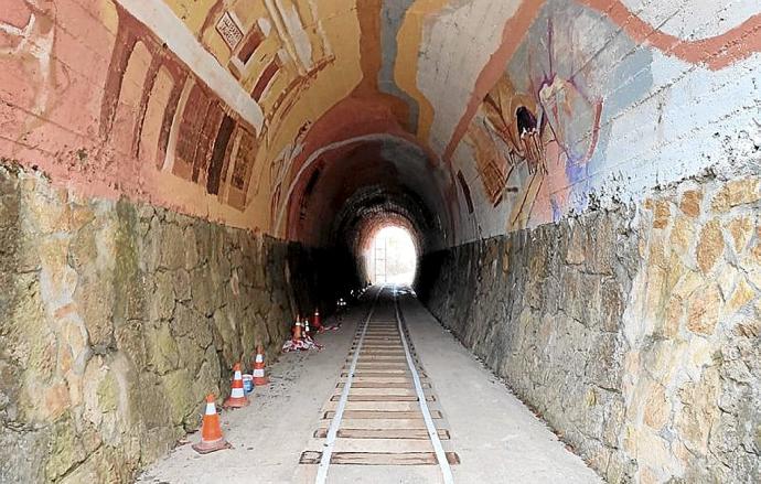 Huecomadura ya muestra su historia de recuerdos en la entrada y bóveda del túnel