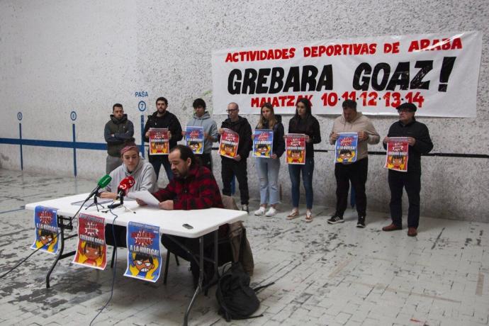 Imagen de la comparecencia de este martes de la plantilla de las instalaciones deportivas.