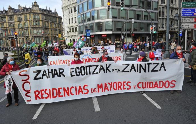 Imagen de archivo de una manifestación de los trabajadores que prestan cuidados en Euskadi.