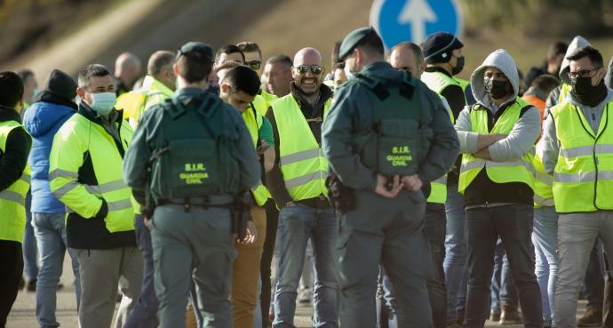 Agentes de la Guardia Civil hablan con piquetes en una carretera de Lugo.