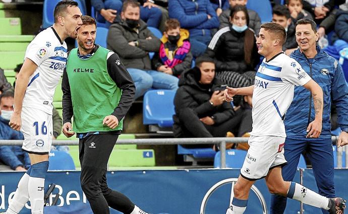 Escalante celebra junto a Tenaglia el primer gol albiazul en Getafe. Foto: Área 11