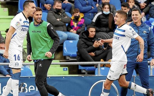 Escalante celebra junto a Tenaglia el primer gol albiazul en Getafe. Foto: Área 11