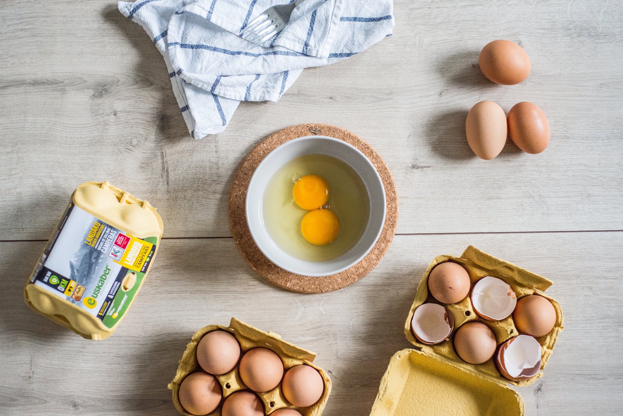 Dos huevos en un recipiente