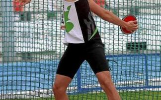 Miguel Hulsman (Hiru Herri), lanzando el disco.