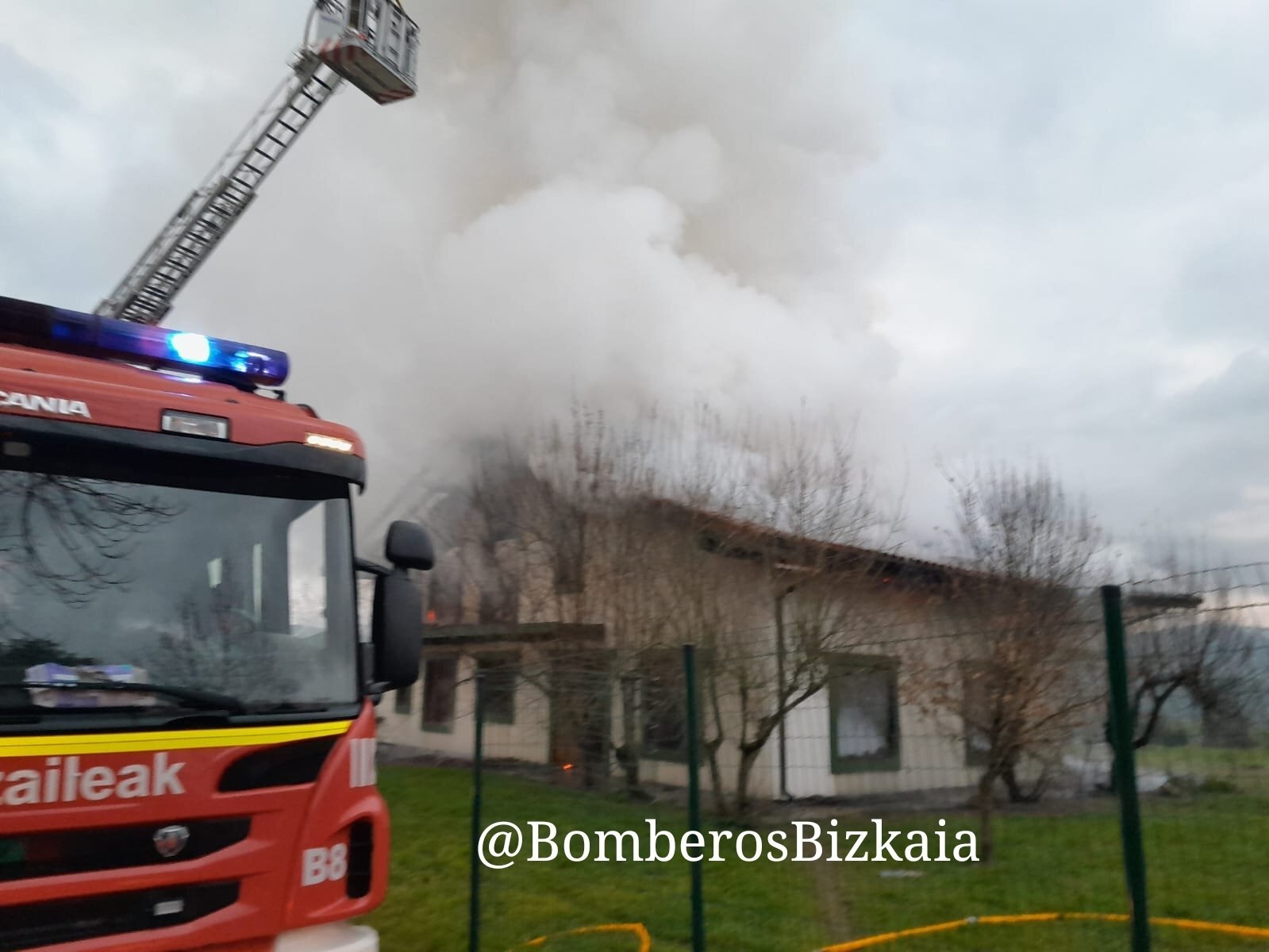 Controlado el incendio de Mungia/ Bomberos Bizkaia