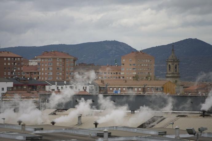 Humo saliendo de las chimeneas de una fábrica de Vitoria.