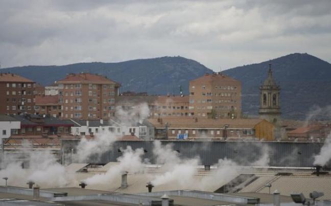 Humo saliendo de las chimeneas de una fábrica de Vitoria. Humo saliendo de las chimeneas de una fábrica de Vitoria.