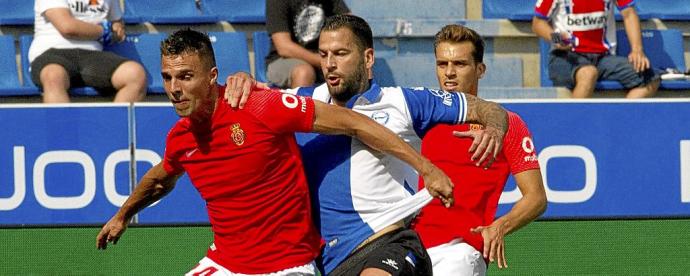 Edgar pelea un balón con Valjent durante el último duelo entre el Alavés y el Mallorca en Mendizorroza. Foto: Josu Chavarri