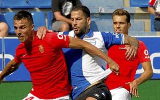 Edgar pelea un balón con Valjent durante el último duelo entre el Alavés y el Mallorca en Mendizorroza. Foto: Josu Chavarri