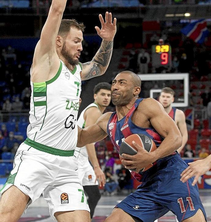 Granger entra a canasta ante la defensa de Lauvergne. Foto: J. Chavarri