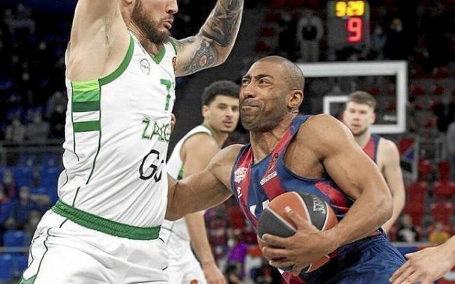 Granger entra a canasta ante la defensa de Lauvergne. Foto: J. Chavarri