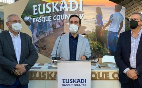 El consejero de Turismo, Comercio y Consumo de Gobierno Vasco, Javier Hurtado, y el director del Museo del Ferrocarril de Madrid, Francisco Polo, en el Mercado de Motores del Museo de Ferrocarril de Madrid