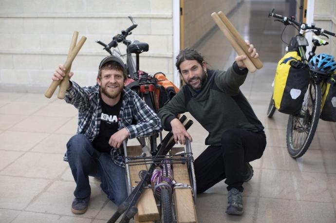 Anai Gambra y Mikel Urrutia (Hutsun Txalaparta), makilas en mano en Civivox Jus la Rocha. Con la bici, carro y txalaparta que se llevan en la Ttakun Bira.