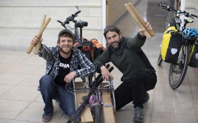 Anai Gambra y Mikel Urrutia (Hutsun Txalaparta), makilas en mano en Civivox Jus la Rocha. Con la bici, carro y txalaparta que se llevan en la Ttakun Bira. Anai Gambra y Mikel Urrutia (Hutsun Txalaparta), makilas en mano en Civivox Jus la Rocha. Con la bici, carro y txalaparta que se llevan en la Ttakun Bira.
