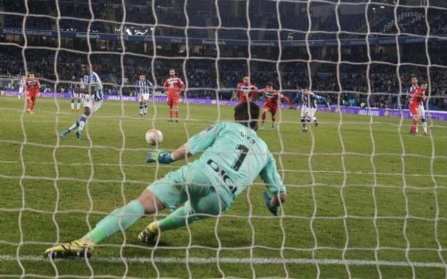 Isak transforma el penalti que le dio los tres puntos a la Real. Isak transforma el penalti que le dio los tres puntos a la Real.