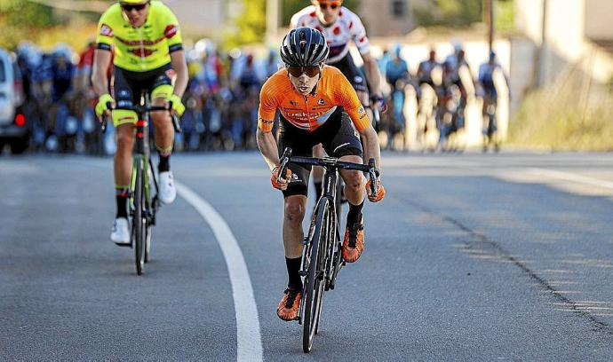 Ibai Azurmendi (de naranja), durante una prueba. Foto: Fundación Euskadi / Sprint Cycling