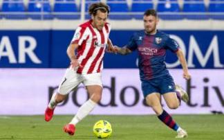 Ibai conduce el balón en la visita al Huesca. Ibai conduce el balón en la visita al Huesca.