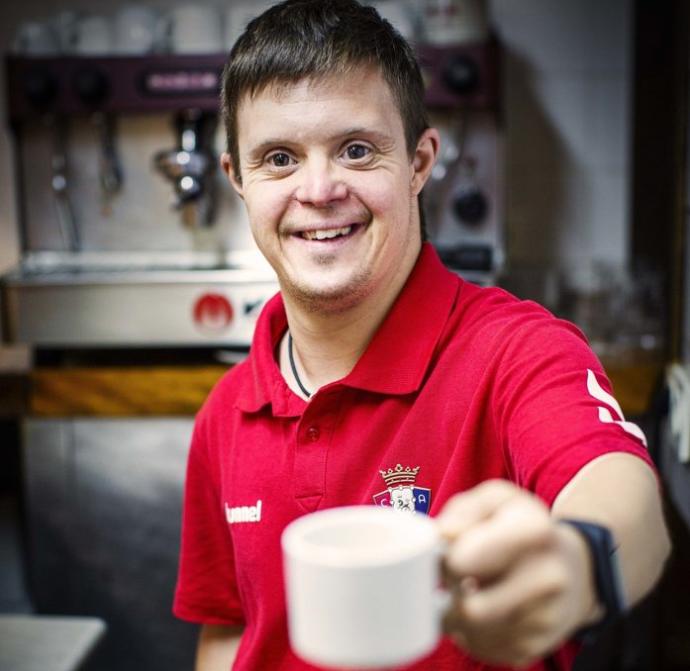 Ibai Ganuza Areta posa, con una sonrisa de oreja a oreja, con un café en la barra del París 365.