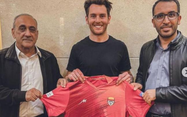 Ibai Gómez posa durante su presentación como nuevo jugador del Foolad iraní. Ibai Gómez posa durante su presentación como nuevo jugador del Foolad iraní.