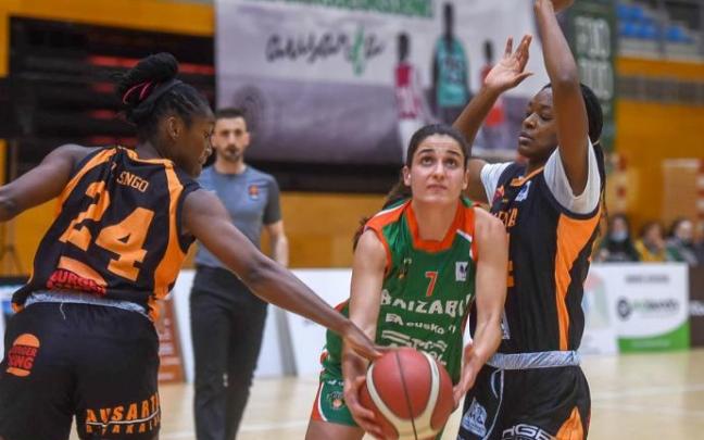 Ana Iruskieta entra a canasta ante Sengo y Johnson. Foto: J. M. Martínez