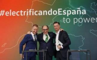 El presidente del Grupo Volkswagen, Herbert Diess, (i), el miembro del comité ejecutivo de Volkswagen AG responsable de Tecnología y presidente del consejo de administración de SEAT SA, Thomas Schmal (d) y el presidente de Iberdrola, Ignacio Galán (c)