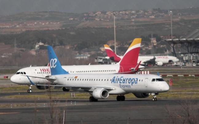 Un avión de Iberia y otro de Air Europa en Barajas. Un avión de Iberia y otro de Air Europa en Barajas.