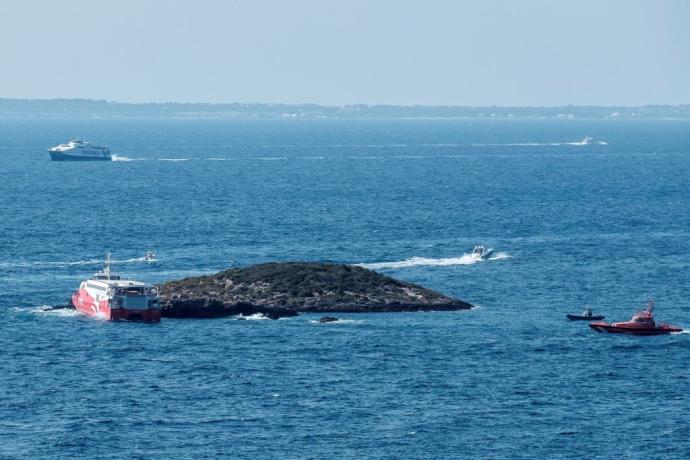 Vista del islote contra el que chocó ayer sábado el ferry de la naviera alemana FRS