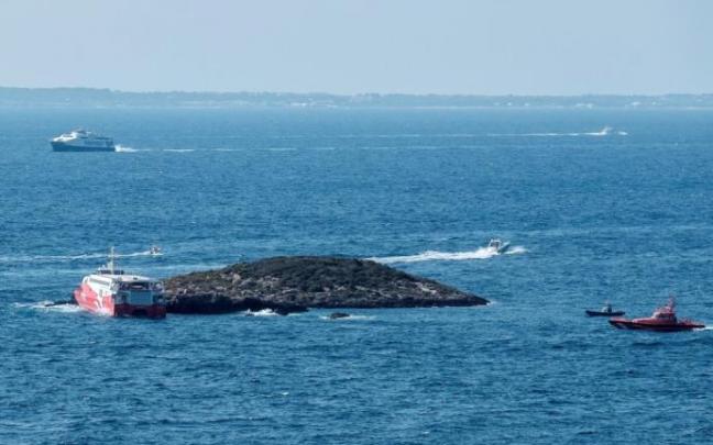 Vista del islote contra el que chocó ayer sábado el ferry de la naviera alemana FRS Vista del islote contra el que chocó ayer sábado el ferry de la naviera alemana FRS