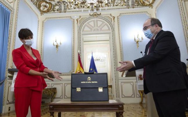 Miquel Iceta e Isabel Rodríguez en el acto de traspaso de la cartera de Política Territorial Miquel Iceta e Isabel Rodríguez en el acto de traspaso de la cartera de Política Territorial