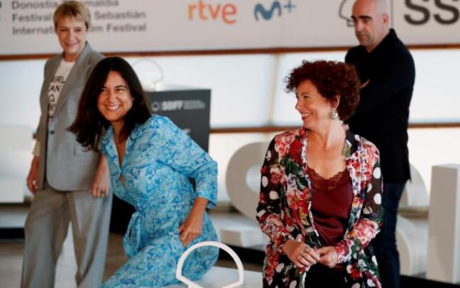 Icíar Bollaín, la segunda por la derecha, junto a los actores Blanca Portillo, Tamara Canosa, y Luis Tosar