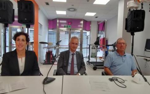 Martí, jefa de Tráfico de Bizkaia, el doctor Quemada, y Jon Gabiña, paciente de ictus, presentaron ayer lunes una guía para conducir