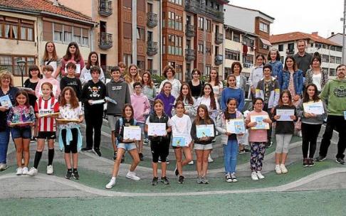 Udaleko ordezkariak eta epaimahaiko kideak Elgoibarko V. Idazlan Lehiaketan saritutako haur eta gazteekin.