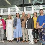 Beatriz Artolazabal y Aintzane Ezenarro, ayer junto a familiares del gudari Tomás Rubín, cuyos restos les entregaron. Foto: Irekia