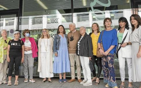 Beatriz Artolazabal y Aintzane Ezenarro, ayer junto a familiares del gudari Tomás Rubín, cuyos restos les entregaron. Foto: Irekia Beatriz Artolazabal y Aintzane Ezenarro, ayer junto a familiares del gudari Tomás Rubín, cuyos restos les entregaron. Foto: Irekia