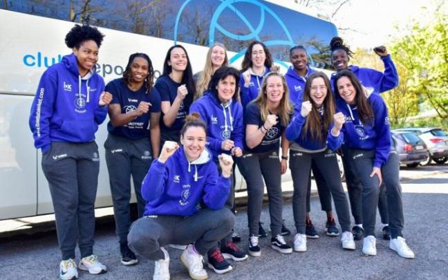 Las jugadoras del IDK Euskotren antes de partir hacia Valencia.