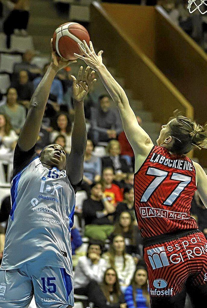 Coulibaly lanza a canasta, en una acción del partido de ayer. Foto: D. Subirana