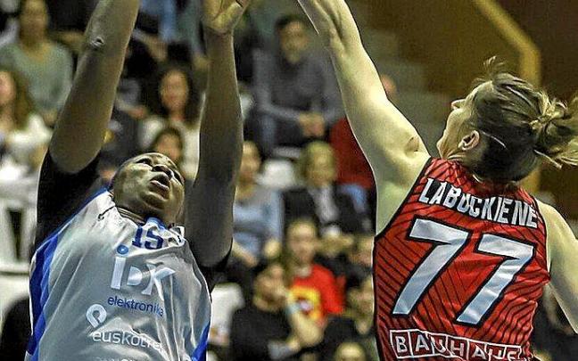 Coulibaly lanza a canasta, en una acción del partido de ayer. Foto: D. Subirana Coulibaly lanza a canasta, en una acción del partido de ayer. Foto: D. Subirana