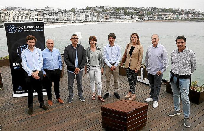 Carmen Muguruza, junto a varios patrocinadores del equipo.