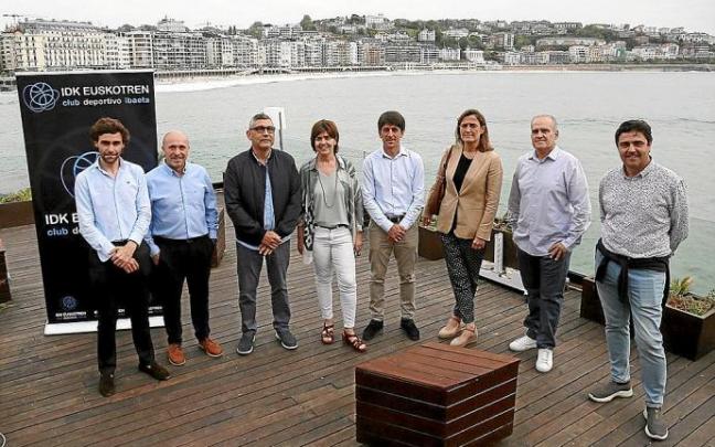Carmen Muguruza, junto a varios patrocinadores del equipo.