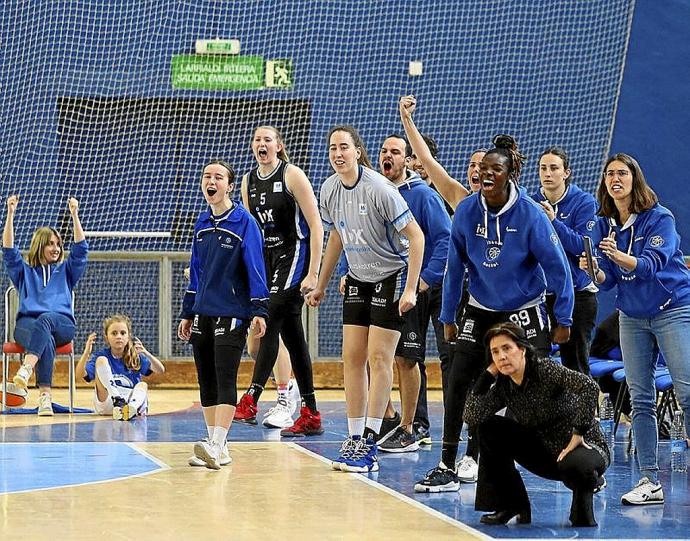 Las integrantes del banquillo del IDK animan a su equipo. Foto: Gorka Estrada