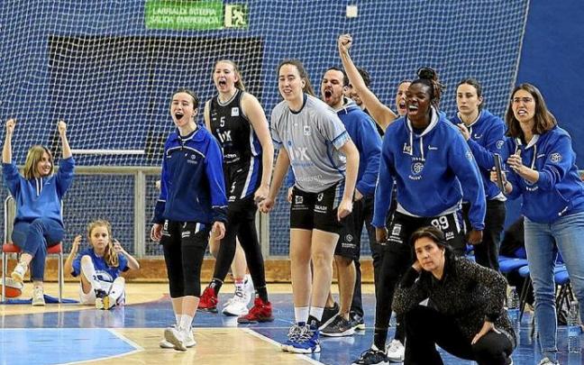 Las integrantes del banquillo del IDK animan a su equipo. Foto: Gorka Estrada